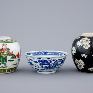 2 Chinese gemberpotten in famille verte en noire en een blauw-witte drakenkom, 19e eeuw — foto 1