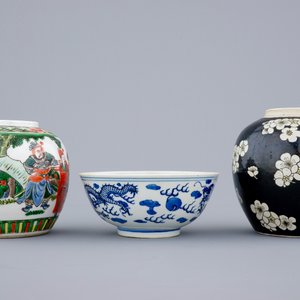 2 Chinese gemberpotten in famille verte en noire en een blauw-witte drakenkom, 19e eeuw — foto 3