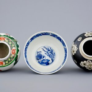 2 Chinese gemberpotten in famille verte en noire en een blauw-witte drakenkom, 19e eeuw — foto 6