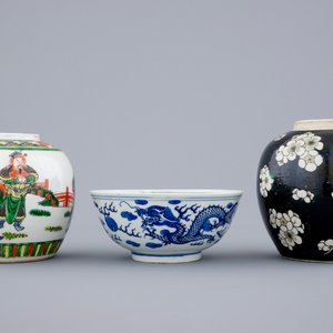 2 Chinese ginger jars in famille verte and noire with a blue and white dragon bowl, 19th C. — photo 2