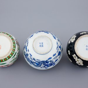 2 Chinese ginger jars in famille verte and noire with a blue and white dragon bowl, 19th C. — photo 7