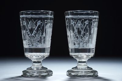 2 gegraveerde maçonnieke glazen (vrijmetselarij), 20e eeuw