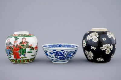2 pots à gingembre et un bol en porcelaine de Chine en bleu et blanc, famille verte et noire, 19ème