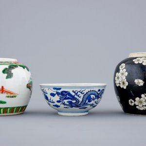 2 pots à gingembre et un bol en porcelaine de Chine en bleu et blanc, famille verte et noire, 19ème — photo 4