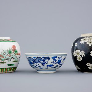 2 pots à gingembre et un bol en porcelaine de Chine en bleu et blanc, famille verte et noire, 19ème — photo 5