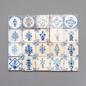 20 blue and white Dutch Delft tiles with floral design, 17th C. — 照片 1