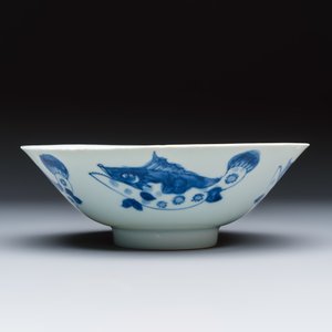 A Chinese blue and white 'Pikes' bowl — photo 4