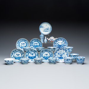 21 Chinese blue and white wares and an Imari-style teapot — photo 1