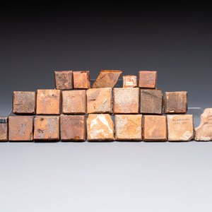 21 medieval and post-medieval slip-decorated tiles, France and Flanders, 15/18th C. — foto 2