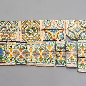 21 polychrome ceiling tiles and fragments, Spain, 15/16th C. — photo 1