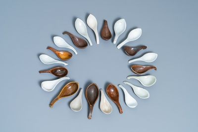 22 Chinese brown- and white-glazed spoons, 17/18th C.