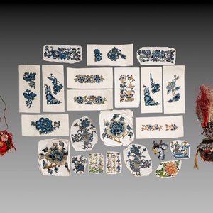 22 Chinese embroidered silk ornaments, a headpiece and a pouch, 18/19th C. — foto 1