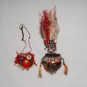 22 Chinese embroidered silk ornaments, a headpiece and a pouch, 18/19th C. — foto 3