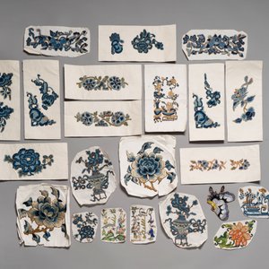 22 Chinese embroidered silk ornaments, a headpiece and a pouch, 18/19th C. — photo 2