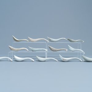 22 cuillères en porcelaine de Chine à émaux monochromes en blanc et brun, 17/18ème — photo 6