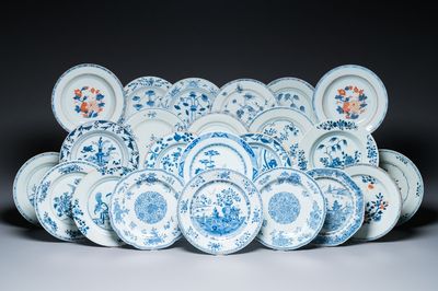 23 assiettes en porcelaine de Chine en bleu et blanc et de style Imari, Kangxi/Qianlong