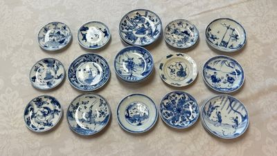 23 Chinese blue and white saucers with figural design, Yongzheng/Kangxi — photo 1