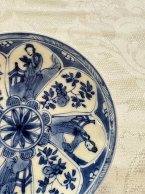 23 Chinese blue and white saucers with figural design, Yongzheng/Kangxi — photo 13