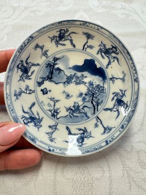 23 Chinese blue and white saucers with figural design, Yongzheng/Kangxi — photo 2