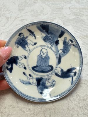 23 Chinese blue and white saucers with figural design, Yongzheng/Kangxi — photo 34