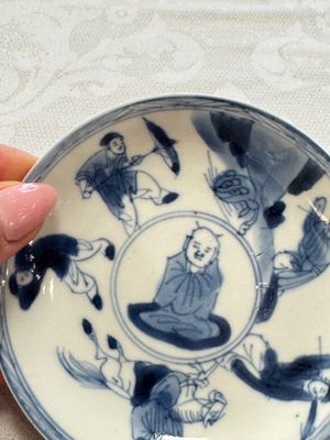 23 Chinese blue and white saucers with figural design, Yongzheng/Kangxi — photo 36