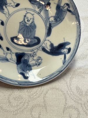 23 Chinese blue and white saucers with figural design, Yongzheng/Kangxi — photo 38