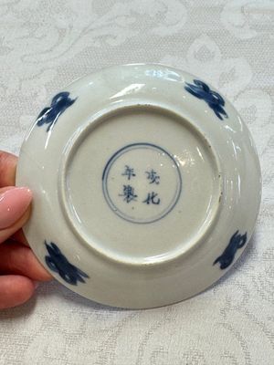 23 Chinese blue and white saucers with figural design, Yongzheng/Kangxi — photo 40