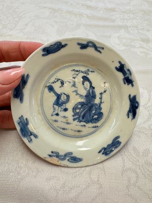 23 Chinese blue and white saucers with figural design, Yongzheng/Kangxi — photo 42