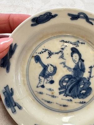 23 Chinese blue and white saucers with figural design, Yongzheng/Kangxi — photo 44