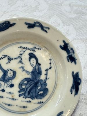23 Chinese blue and white saucers with figural design, Yongzheng/Kangxi — photo 45