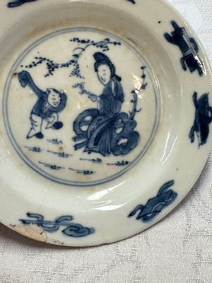 23 Chinese blue and white saucers with figural design, Yongzheng/Kangxi — photo 46