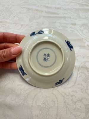 23 Chinese blue and white saucers with figural design, Yongzheng/Kangxi — photo 49