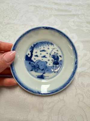23 Chinese blue and white saucers with figural design, Yongzheng/Kangxi — photo 51