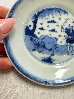 23 Chinese blue and white saucers with figural design, Yongzheng/Kangxi — photo 52