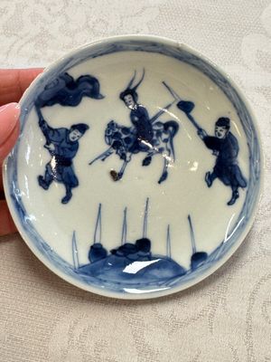 23 Chinese blue and white saucers with figural design, Yongzheng/Kangxi — photo 60