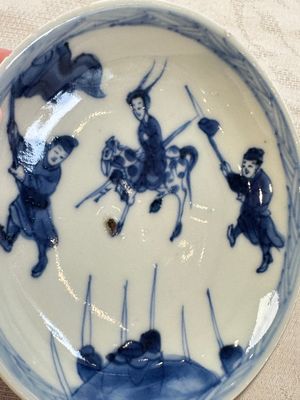 23 Chinese blue and white saucers with figural design, Yongzheng/Kangxi — photo 65