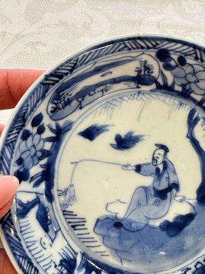 23 Chinese blue and white saucers with figural design, Yongzheng/Kangxi — photo 71