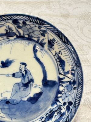 23 Chinese blue and white saucers with figural design, Yongzheng/Kangxi — photo 72