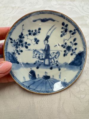 23 Chinese blue and white saucers with figural design, Yongzheng/Kangxi — photo 76