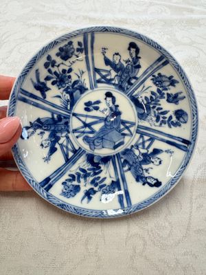 23 Chinese blue and white saucers with figural design, Yongzheng/Kangxi — photo 85