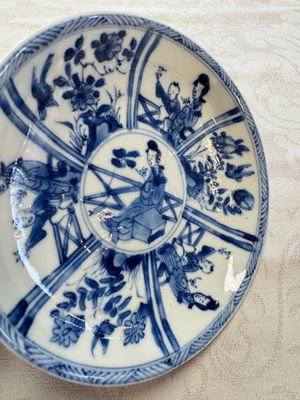 23 Chinese blue and white saucers with figural design, Yongzheng/Kangxi — photo 90