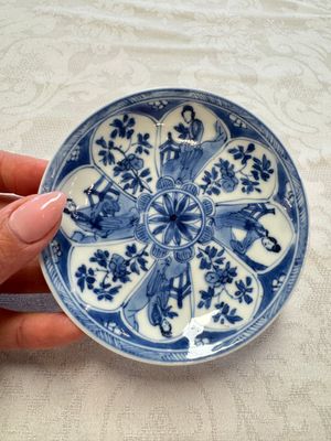 23 Chinese blue and white saucers with figural design, Yongzheng/Kangxi — photo 10