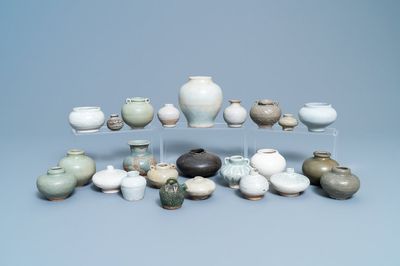 24 diverse kleine Chinese vaasjes en potjes, Song en later
