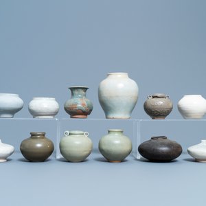 24 diverse kleine Chinese vaasjes en potjes, Song en later — foto 2