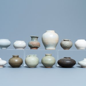 24 diverse kleine Chinese vaasjes en potjes, Song en later — foto 3