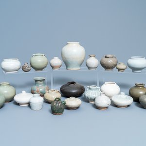 24 various small Chinese vases and jarlets, Song and later — 照片 1
