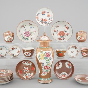 25 pieces of Chinese capuchin brown and famille rose porcelain wares, Qianlong, 18th C — foto 1