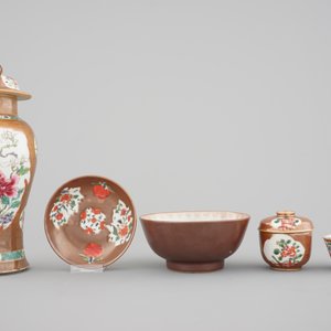 25 pieces of Chinese capuchin brown and famille rose porcelain wares, Qianlong, 18th C — foto 2