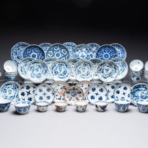 26 Chinese blue, white and Imari-style cups and 28 saucers, Kangxi and later — 照片 1