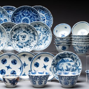 26 Chinese blue, white and Imari-style cups and 28 saucers, Kangxi and later — 照片 11